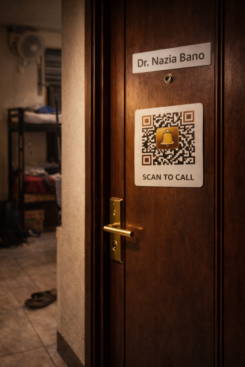 دروازے پر QR کوڈ — Dr. Nazia Bano کے کلینک کا حقیقی استعمال